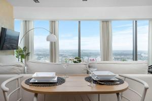 Sky Tower Apartament z Widokiem na Miasto we Wrocławiu by Renters Prestige