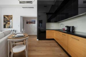 Sky Tower Apartament z Widokiem na Miasto we Wrocławiu by Renters Prestige
