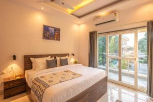 ALAYA STAYS Casa Bianca Pet-Friendly 3 BHK Villa with Private Plunge Pool, Cascading Waterfall, Gazebo, Treetop Balconies & Garden Lawn
