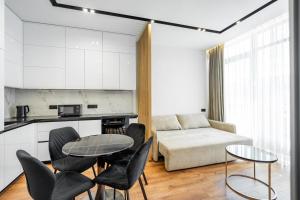 3-93 Novopecherski Lypky, Verkhogliad 12, Kyiv centre, panoramic city view, 15 kW backup power, Petrovdom Apartment
