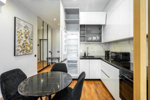 3-93 Novopecherski Lypky, Verkhogliad 12, Kyiv centre, panoramic city view, 15 kW backup power, Petrovdom Apartment