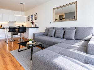 E1 Luxury OldTown Apt - 2x Parking, Foodstore, PCscreen, Netflix, Unlimited Music, Crib, BabyChair, FastWifi, Aircon