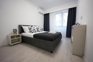 Modern & Cozy w Balcony, Near AFI Mall