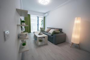 Modern & Cozy w Balcony, Near AFI Mall