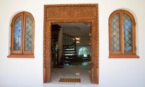 5 bedroom creek villa, pool,ac in nyali