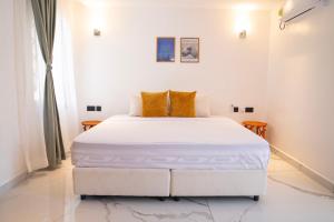5 bedroom creek villa, pool,ac in nyali