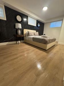 Elegant Trinity Bellwoods 1BR2BA Parkside Retreat