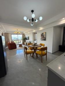 Luxury 2BR, King & Queen Beds, 13th Floor City Views, Pool & Gym, Westlands