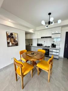 Luxury 2BR, King & Queen Beds, 13th Floor City Views, Pool & Gym, Westlands