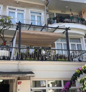 Cute Island House with Balcony within Walking Distance to the Beach