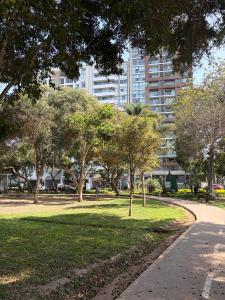 Amplio departamento con vista al parque San Isidro Lince
