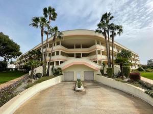 VILAMOURA ESCAPE with a Large Balcony and 2 Parking spaces