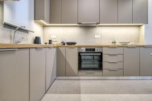 Etheli Luxury Apartment with Private parking and Balcony