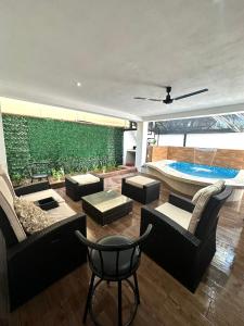 Amazing 7-bedroom oceanfront house