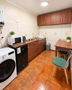 6 Rooms Blocks away Beach, Baquedano and Downtown