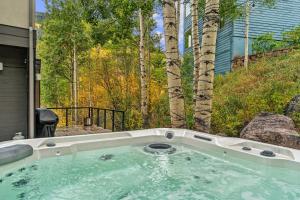 East Vail Escape- Private Deck & Hot Tub & Grill