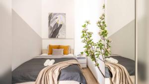 Steps Great Market Hall - Artful 3BR for 10 Guests