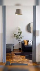 Steps Great Market Hall - Artful 3BR for 10 Guests