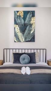 Steps Great Market Hall - Artful 3BR for 10 Guests
