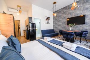 Cobalt Apartment by Cracovia Prime