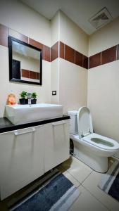 Warm and Comfy Studio Rooftop Pool Near Clark