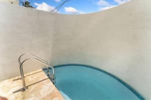 Casa Loba Luxe Unit 2 with private pool and garden