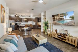 Escape To The Golden Equestrian 2BR Tempe Townlake