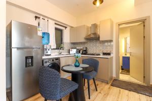 Blue Condo wit balcony, rooftop pool gym
