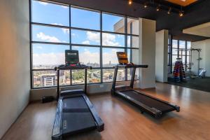 Blue Condo wit balcony, rooftop pool gym