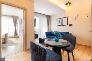 Blue Condo wit balcony, rooftop pool gym
