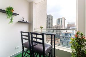 Blue Condo wit balcony, rooftop pool gym