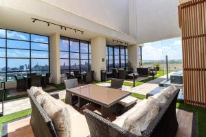 Blue Condo wit balcony, rooftop pool gym