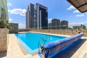Blue Condo wit balcony, rooftop pool gym