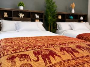 Bright Luxury 2 Queen beds for 4 guests with Ensuite bath & Cozy Guest Rooms for 2 guests