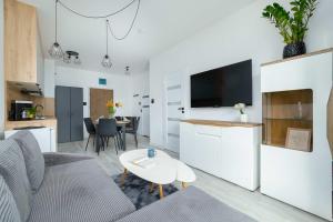 Przytulny Apartament z Prywatnym Ogrodem by Noclegi Renters