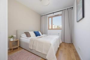 Nowoczesne Apartamenty z Balkonem Kolejowa NU Warszawa Wola by Noclegi Renters
