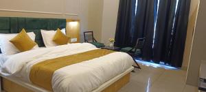 Hotel Ravira Krown Hills