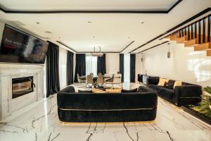 Luxury 3-Bedroom Villa with Private Hot Tub & Sauna