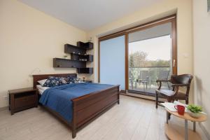 Bright Apartment with Free Parking and a Balcony by Noclegi Renters