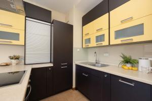 Bright Apartment with Free Parking and a Balcony by Noclegi Renters