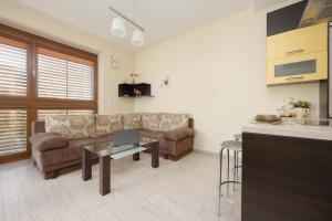 Bright Apartment with Free Parking and a Balcony by Noclegi Renters
