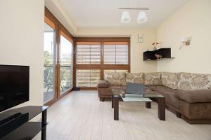 Bright Apartment with Free Parking and a Balcony by Noclegi Renters