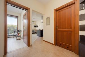 Bright Apartment with Free Parking and a Balcony by Noclegi Renters