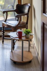 Bright Apartment with Free Parking and a Balcony by Noclegi Renters