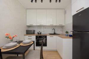 Bright Apartment in Warsaw with City View by Noclegi Renters