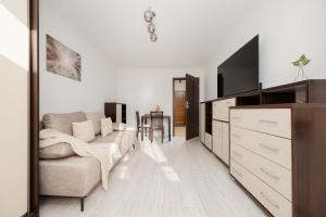Bright Apartment in Warsaw with City View by Noclegi Renters