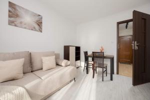 Bright Apartment in Warsaw with City View by Noclegi Renters
