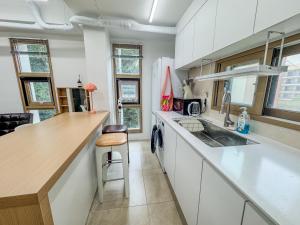 301, Atelier Seongsu Riverside Loft Cherry Blossom Road Han River airport bus