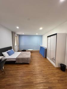 ENTIRE SEMI D BBQ KTV ROOM PETS FRIENDLY CORNER LOT SRI PETALINg