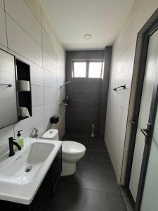 ENTIRE SEMI D BBQ KTV ROOM PETS FRIENDLY CORNER LOT SRI PETALINg